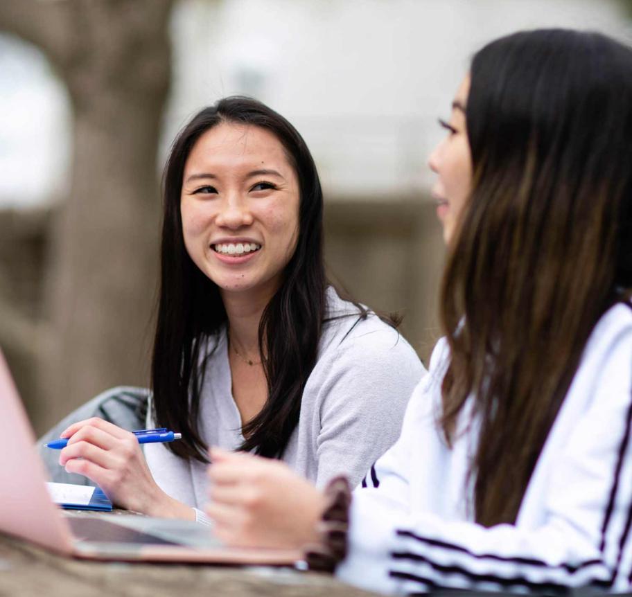 学生们聚在一起学习